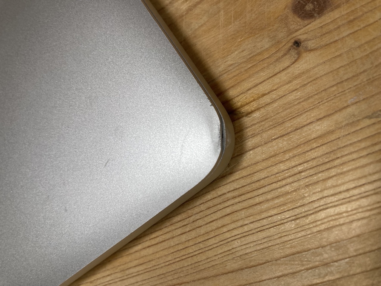Exemple de coin abîmé sur écran MacBook occasion grade B