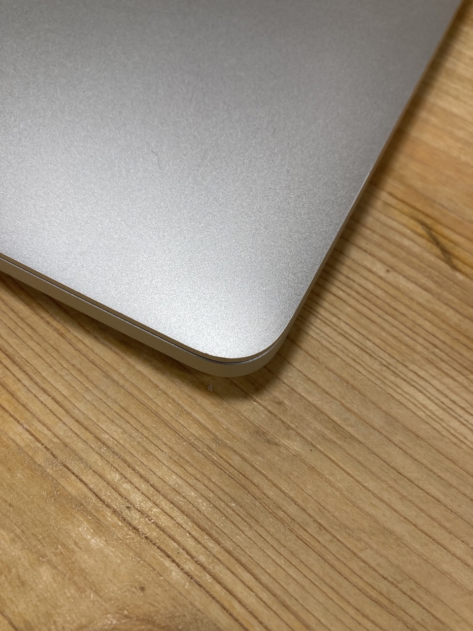 Exemple de coin en bon état sur écran MacBook occasion grade A