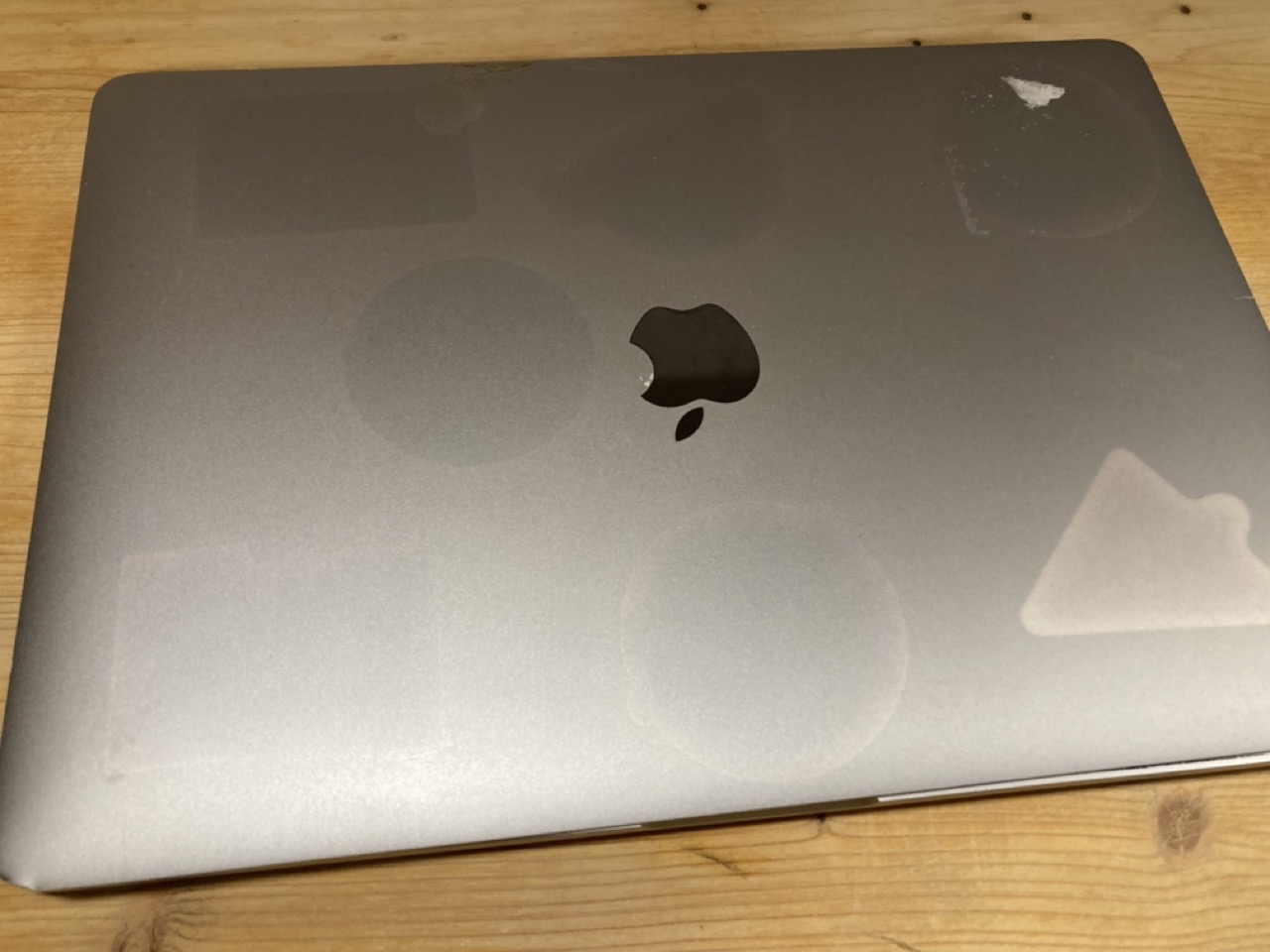 Exemple de trace d’étiquette sur écran MacBook occasion grade C