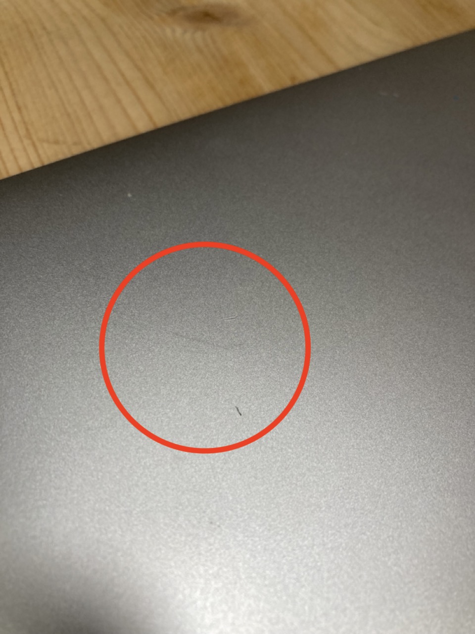 Exemple de rayures sur écran MacBook occasion grade A