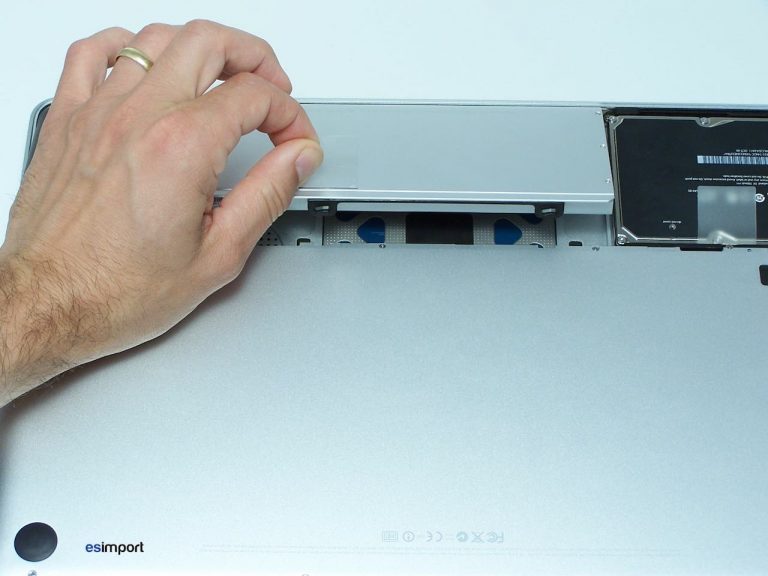 Démontage carte-mère sur MacBook 15″ unibody A1286