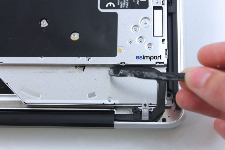 Changement du lecteur optique sur MacBook 15″ A1286 modèle 2008