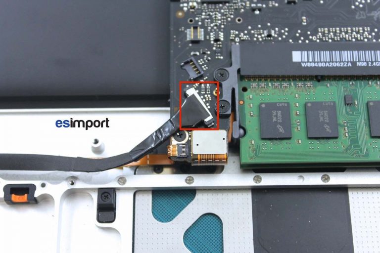 Changement du câble disque dur sur MacBook 15″ A1286 modèle 2008