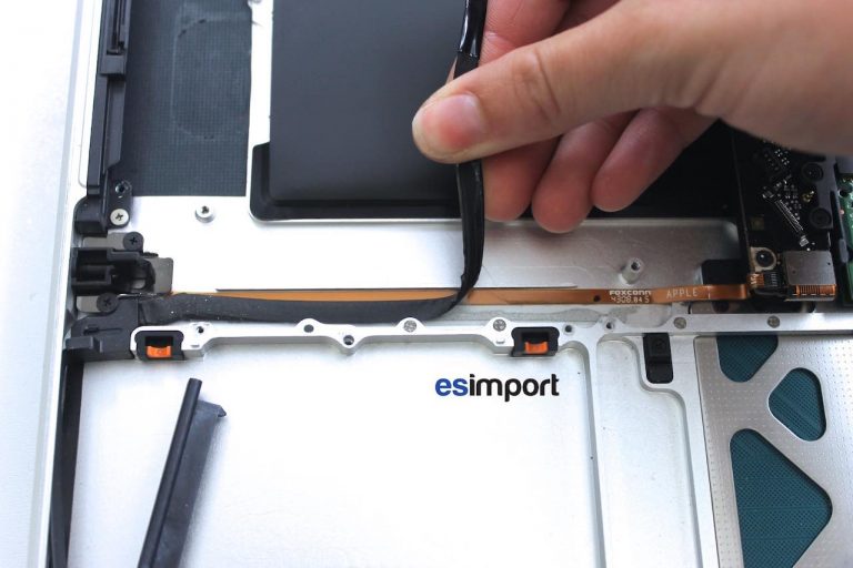 Changement du câble disque dur sur MacBook 15″ A1286 modèle 2008
