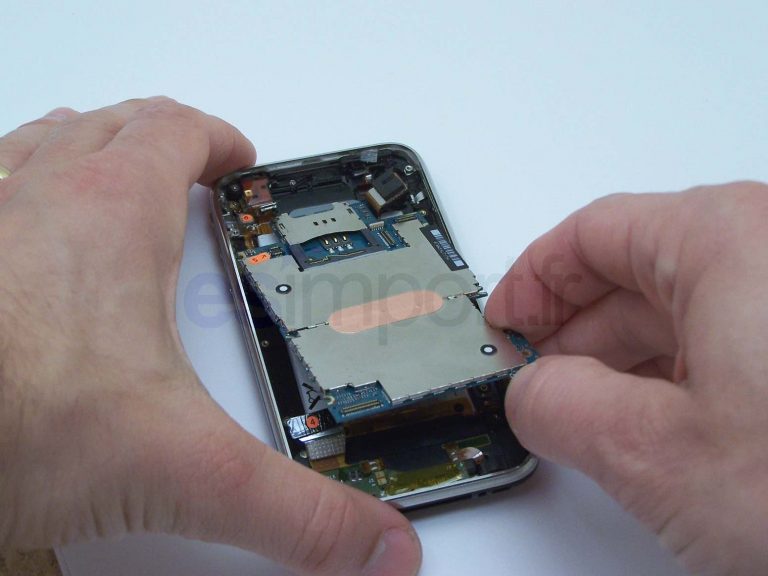 Démontage et remontage de la carte-mère sur un iPhone 3GS