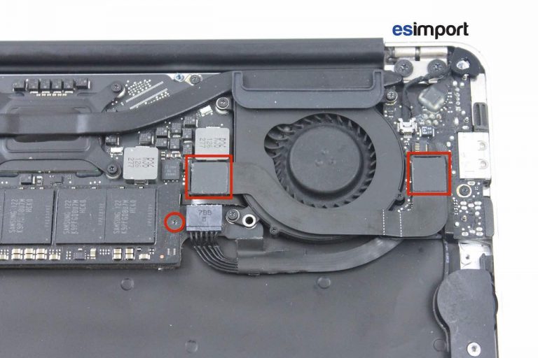 Démontage de la carte-mère sur MacBook Air 11″ A1370 mi 2011